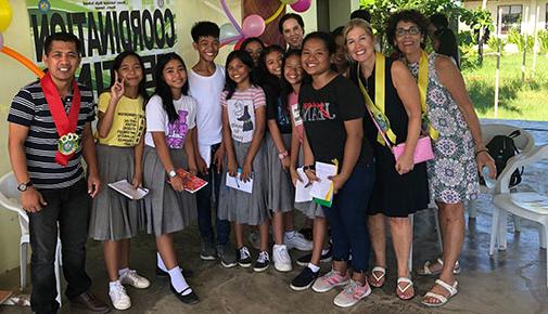 College officials pose for a photo with students and their teacher in the 菲律宾